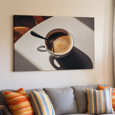 Toile vue de près d'une tasse de café blanche, art mural rempli de café brun crème positionné sur une table blanche minimaliste pour art mural sur toile