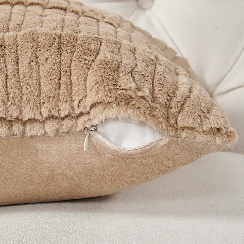 Housse de coussin en fausse fourrure à rayures sculptées, Taupe clair