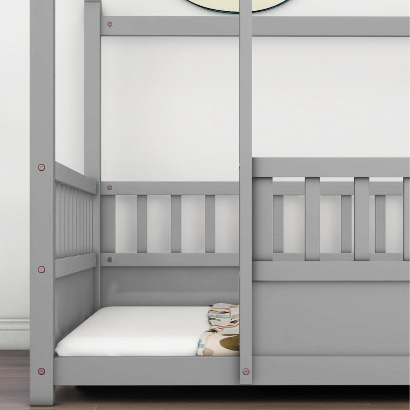 Lit en bois gris avec toit de maison et clôture stable stable