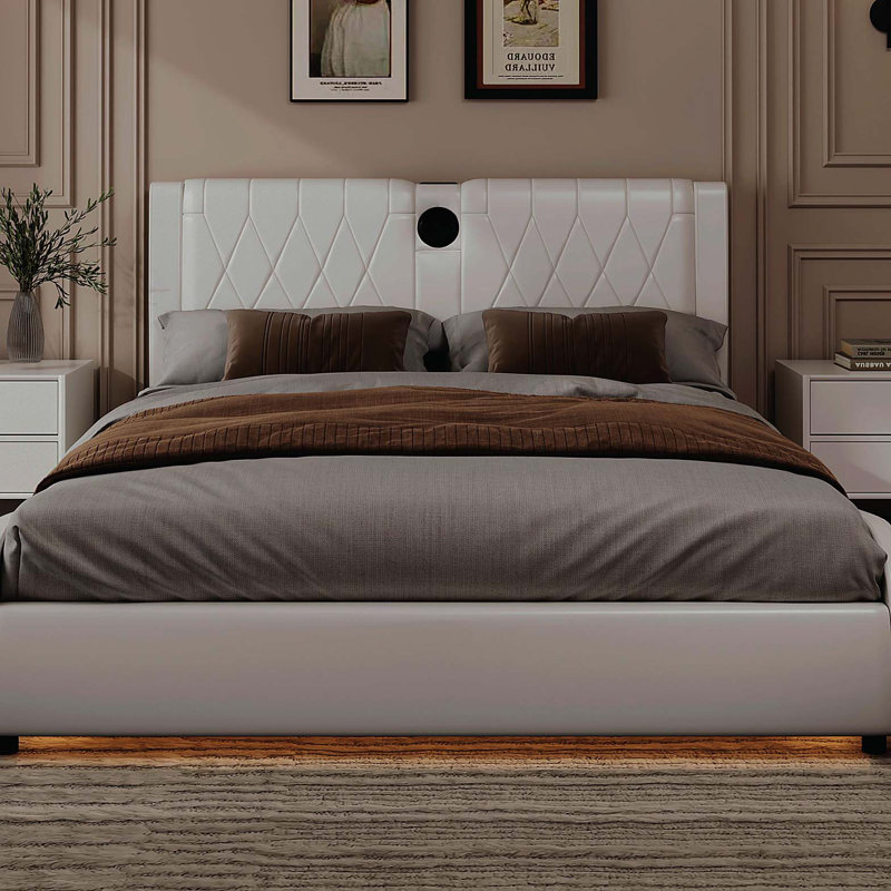 Très grand lit plateforme tapissier en similicuir très grand avec tête de lit épaisse, haut-parleurs Bluetooth et lumière DEL RVB, aucun sommier nécessaire, blanc