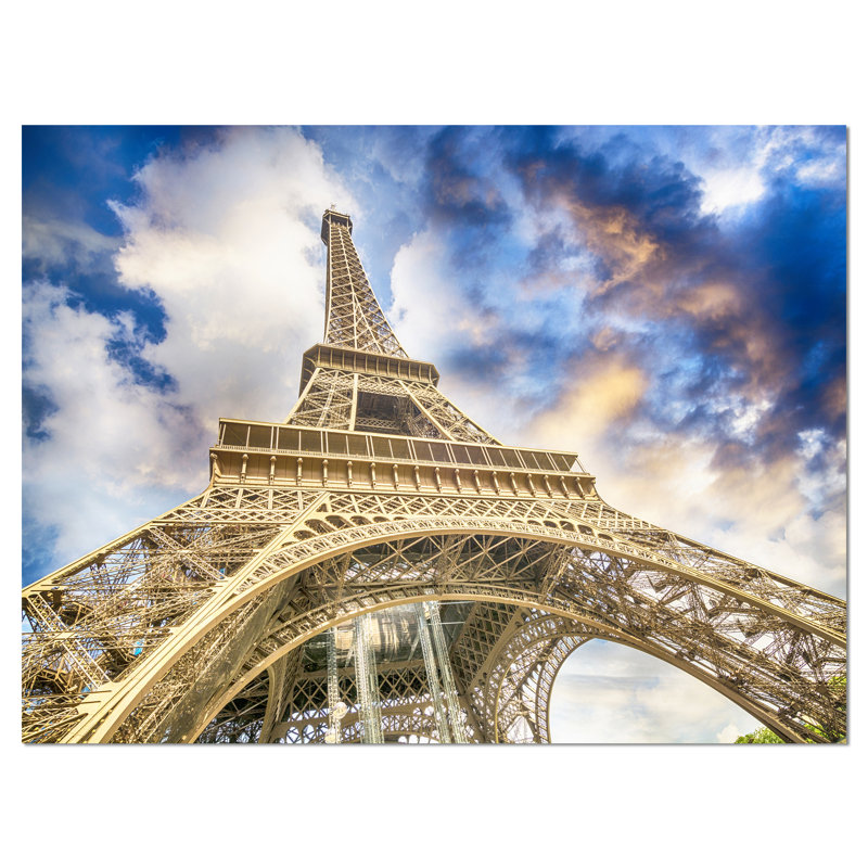 «Dramatic Sky Over Ground View of Paris Eiffel Tower Cityscape», reproduction de photo sur toile tendue