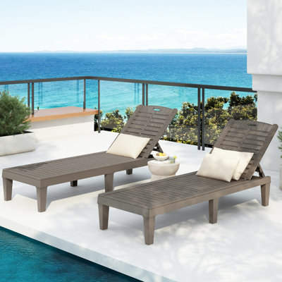 2 chaises longues d'extérieur de couleur brun, idéales pour la piscine ou la plage, réglables à 5 niveaux, et portatives de patio brun, ergonomiques, courbées et faciles à nettoyer