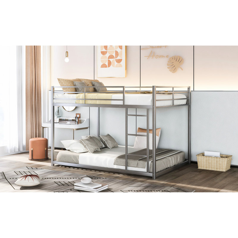 Lit superposé avec lit bas en métal pour un sommeil plus sécuritaire, accès facile, style, Lit double, Argent argent