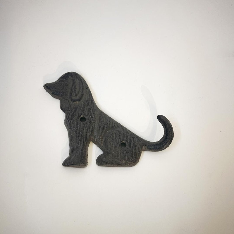 Chien avec un crochet mural
