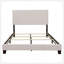 Lit avec garniture cloutée, pieds en bois robustes et structure ouverte pour une esthétique moderne-831296442-831296443
