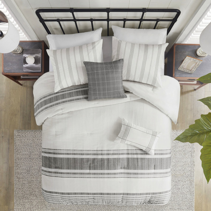 Ensemble d'édredon 6 pièces en coton pour chambre double. Blanc / gris Rayures verticales et horizontales. . Comprend un édredon, une jupe de lit et des taies décoratives. Lavable 6 rayures grises sur fond blanc. Édredon sur-rembourré. Comprend