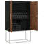 Armoire de bar rustique avec un motif en damier et une base argentée, offrant un espace de rangement pour les verseurs à poignées géométriques, des tablettes intérieures et un grand service de boissons