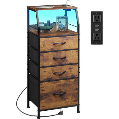 Commode 4 tiroirs pour la chambre à coucher, table de chevet de 37 po de hauteur avec station de charge et éclairage à DEL, table de chevet haute, table de bout avec ports et prises USB, bacs en tissu, tablette en bois, brun rustique