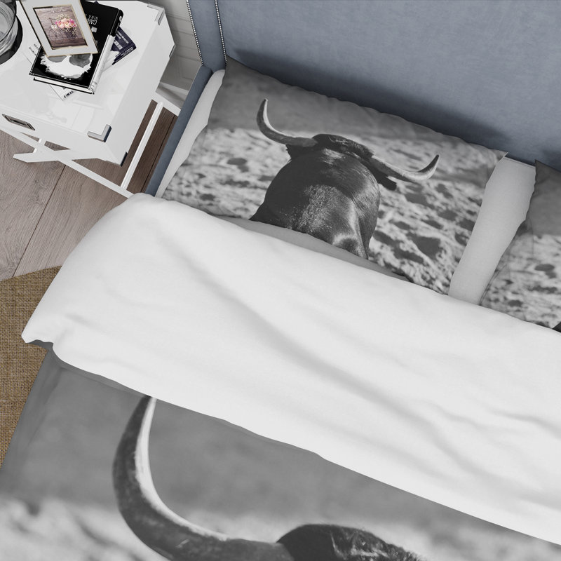 Portrait monochrome d'un taureau espagnol II - ensemble de housse de couette Farmhouse - microfibre de polyester