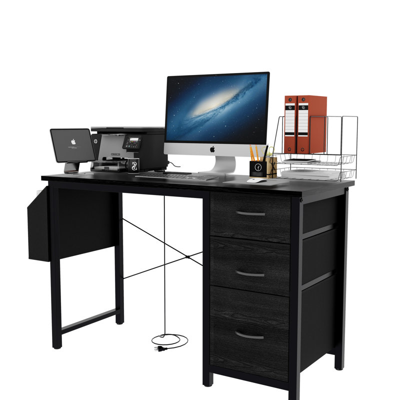Bureau de 47,3 po en noir avec prises de courant et 3 tiroirs. Grande poche latérale pour les enveloppes. Bureau d'écriture rectangulaire moderne. Base en métal stable, patins réglables. Assemblage facile.