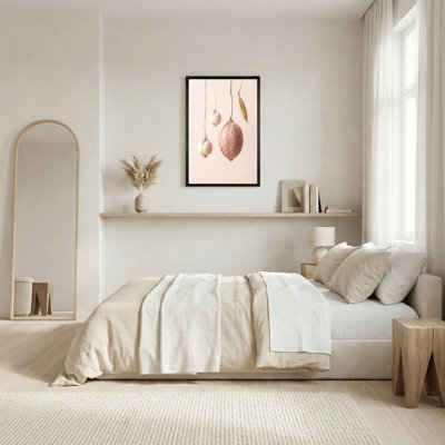 «Dusty Rose and Cream», gousses séchées suspendues sur de fines tiges, art mural