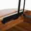 Table basse ovale à plateau relevable, conception en bois avec compartiment caché-130122397