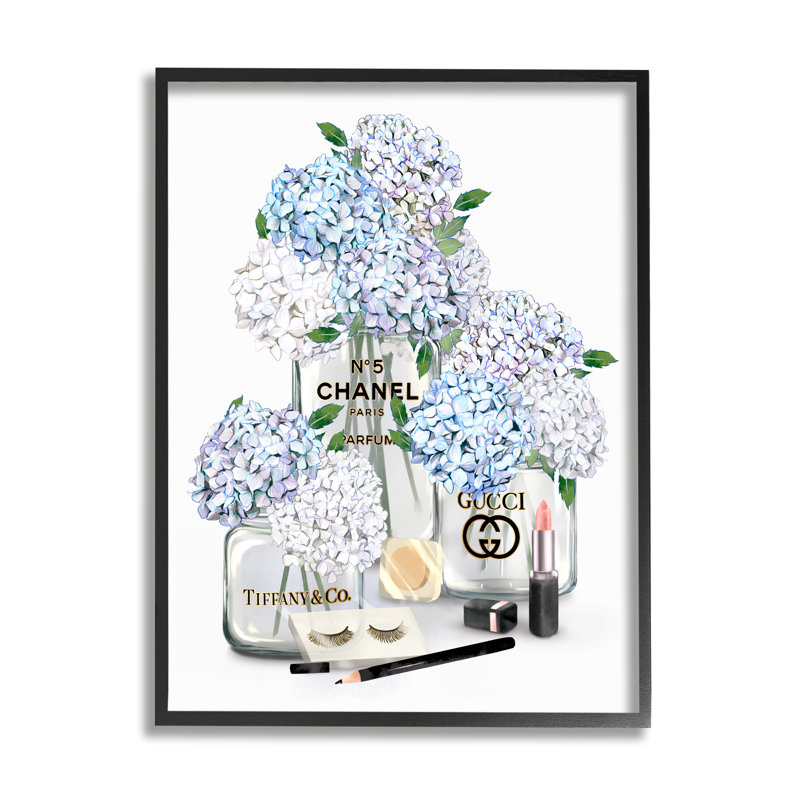 Bouteilles de parfum Glam White Blue Hydrangeas, H 30 po x l 24 po x P 1,5 po, Giclée encadrée noir minuit