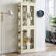 Meuble blanc antique avec de nombreux espaces de rangement et un éclairage intégré, cave à vin vitrée éclairée, rangement personnalisable.
