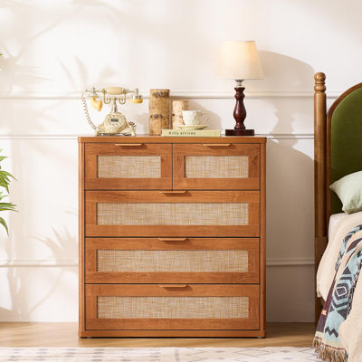 Commode en rotin pour chambre, petite commode de 85 cm, style bohème, en bois, 5 tiroirs avec poignées en métal doré, meuble de rangement pour chambre, salon ou entrée.