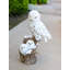 Figurine familiale représentant une chouette harfang des neiges et ses deux petits sur une souche d'arbre enneigée