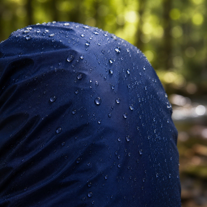 housse de pluie. Housse de pluie imperméable.   Protecteur réutilisable avec sangle élastique pour la randonnée, le vélo et le vélo