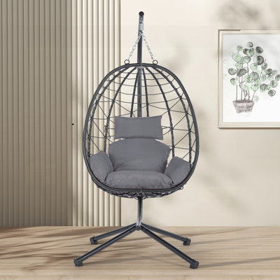 Élégant fauteuil à œufs suspendu en osier pour l'intérieur et l'extérieur, parfait pour la détente et un décor élégant dans n'importe quel décor.