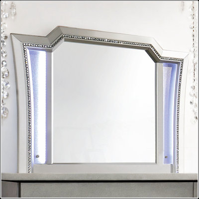 Miroir Kaitlyn à DEL avec bord biseauté et garniture étincelante, parfait pour les intérieurs modernes et élégants