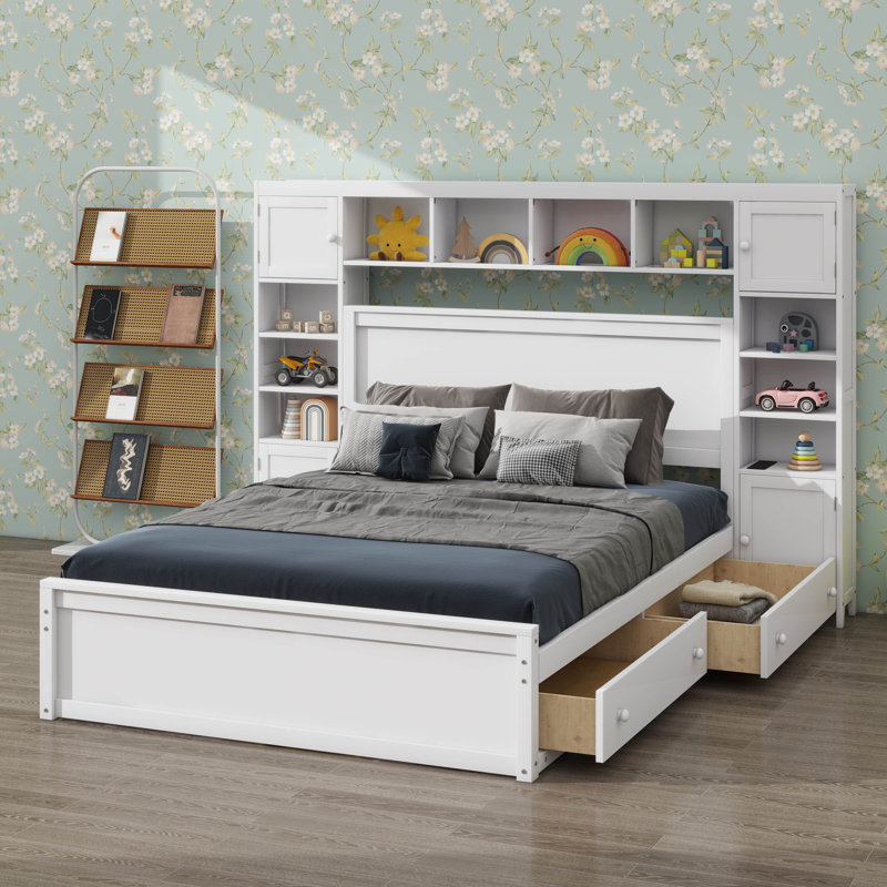 Grand lit en bois avec armoire, tablette et prises de courant combinées