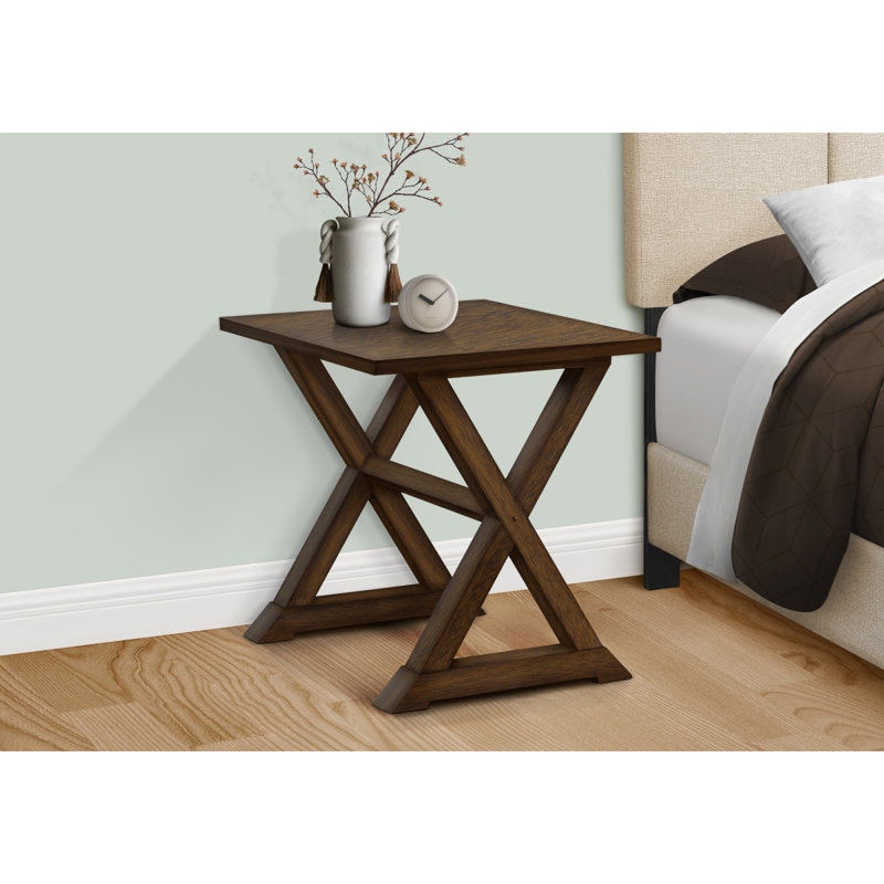 Table de bout polyvalente avec une fabrication durable et un attrait élégant pour n'importe quelle pièce, Noyer