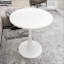 Table basse Mid-Century moderne en marbre veiné blanc, parfaite pour les petits espaces et les repas de 2 à 4 personnes-689676357-689676382