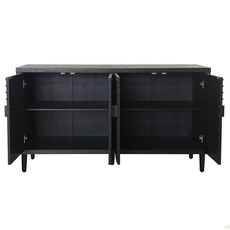 Buffet avec détails cloutés décoratifs