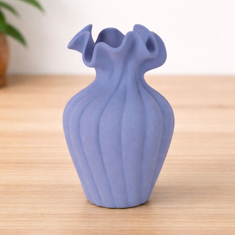 Vase festonné en grès nervuré H 7,75 po, 7.85"