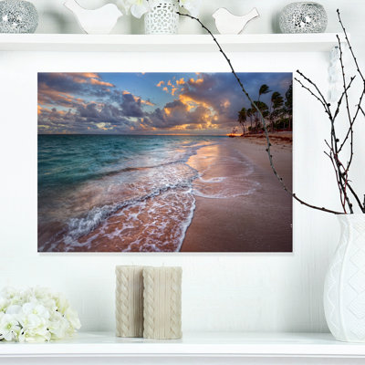 Palmiers sur une plage de sable claire - reproduction de photo