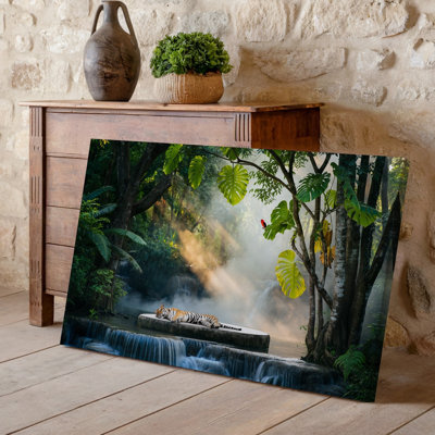 Toile, scène de jungle tranquille avec un environnement luxuriant et vibrant avec art mural, verdure dense et arbres imposants au premier plan, art mural