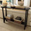 Table d'appoint en bois massif derrière le sofa-587443768