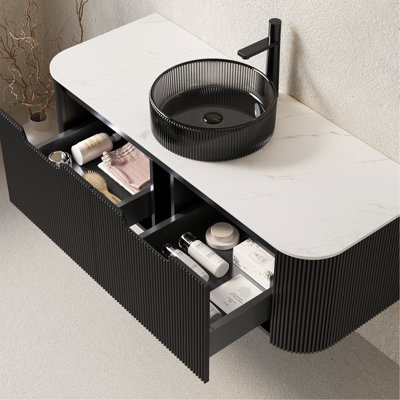 Meuble-lavabo mural de 48 po comprenant un lavabo rond en cristal noir transparent, un rangement à 2 tiroirs avec une finition mate rayée en 3D, des glissières sous le comptoir à fermeture en douceur, un contreplaqué épais de 18 mm