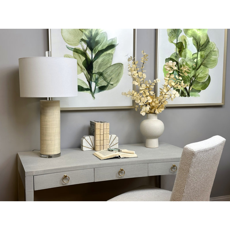 Arrangement moderne d'eucalyptus blanchi dans un vase décoratif en céramique