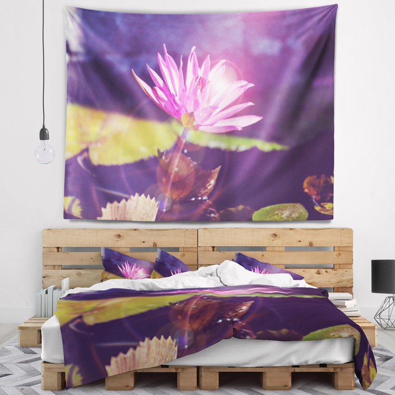 Tapisserie florale rose sur fond bleu, H 32 po x l 39 po
