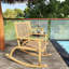 Ensemble 2 pièces de chaises berçantes de patio en bois d'acacia avec assise et dossier en rotin d'osier-405060947