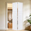 2 panneaux pliables 48 po X 79 po  Porte de grange coulissante en bois de noyer blanc avec ensemble de quincaillerie-132725918-132739760-132739768