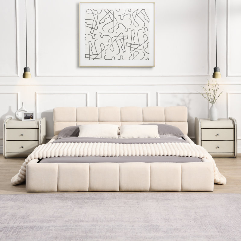 Grand lit en chenille beige avec tête de lit en damier pour un confort - Design de chambre à coucher confortable et contemporain