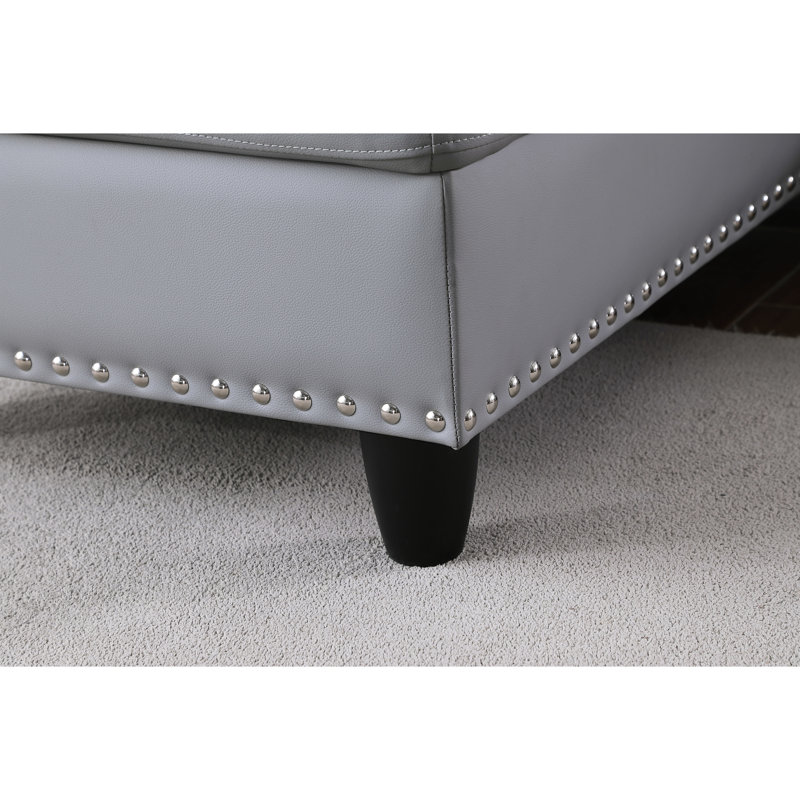 Canapé d'angle moderne en similicuir gris avec 3 sièges, dossier rembourré, garniture cloutée, 2 coussins décoratifs, porte-gobelet, rangement intégré et coussin porte-gobelet.