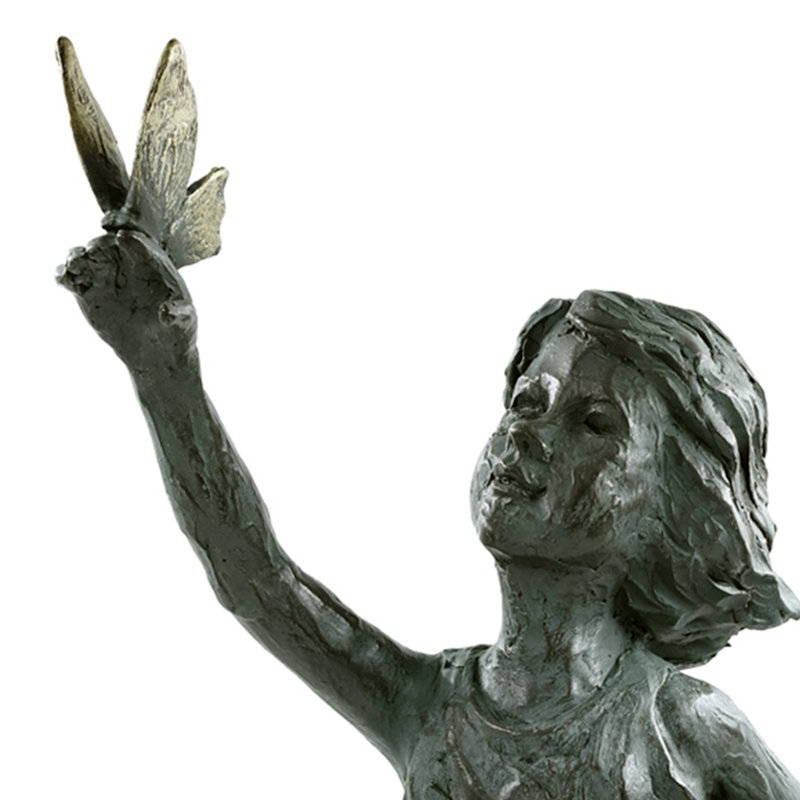 Sculpture fille avec papillon