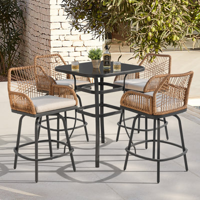 Ensemble de bar de patio en osier 5 pièces avec tabourets de bar pivotants, plateau de table en verre trempé