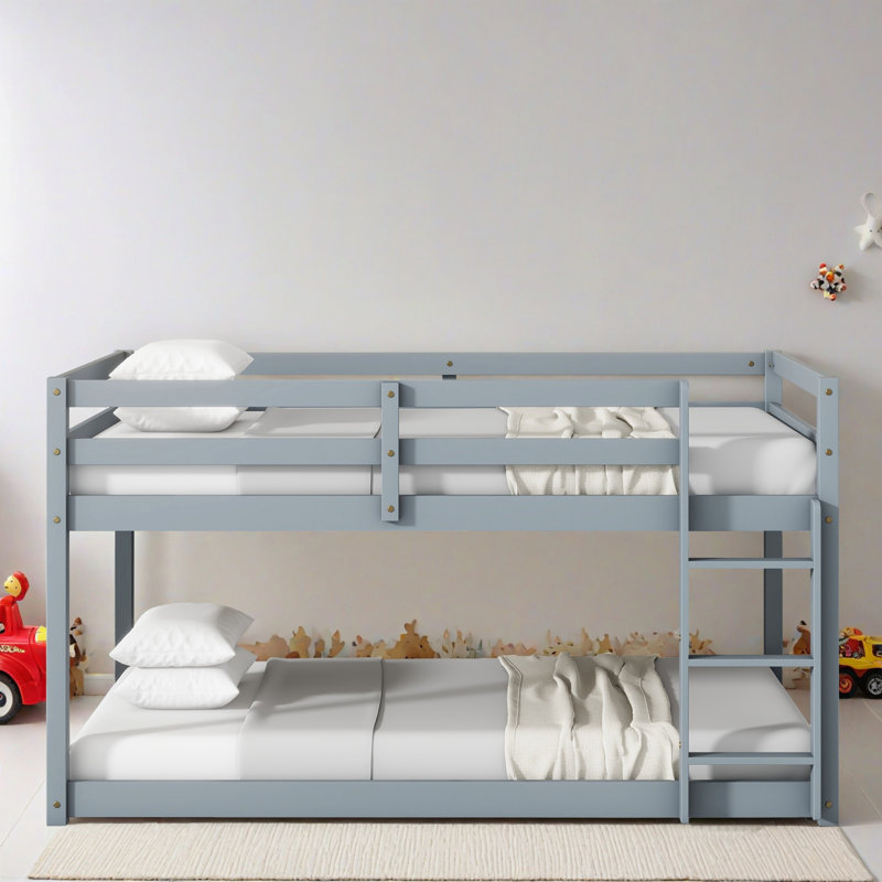Lit superposé simple au-dessus d'un lit simple en bois massif avec échelle, lit plateforme avec lattes renforcées, gris