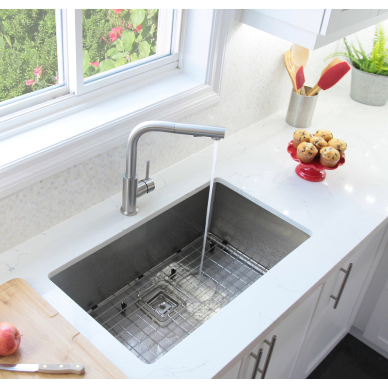 Évier de cuisine à simple cuve en acier inoxydable avec crépine carrée 30 po.