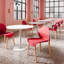 Ensemble de 4 chaises d'intérieur Crimson, en polypropylène anti-rayures, pieds en chêne finis à la main, confort optimal toute la journée, siège en polypropylène de qualité industrielle, design ergonomique et adaptatif.