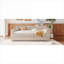 Lit plateforme tapissier pleine grandeur beige chaud, canapé-lit avec accoudoirs de rangement, lit gigogne escamotable et audio Bluetooth intégré, molleton en peluche