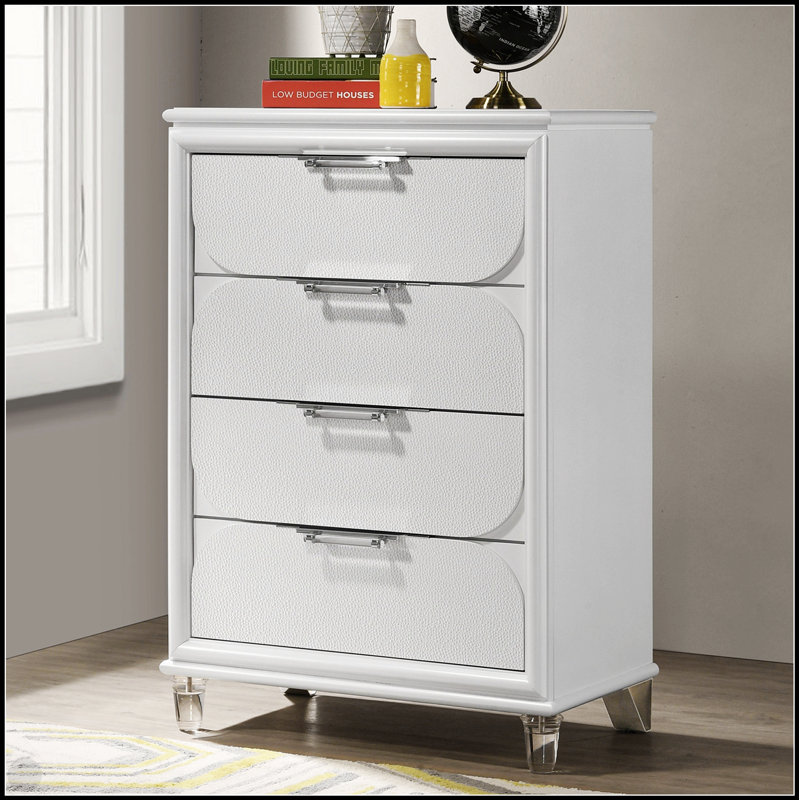 Commode 5 tiroirs Contemporary White Glam Pearl avec poignées en acrylique et panneaux en relief