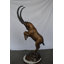 Statue de chèvre de montagne sur pattes arrière en bronze - Taille: L 36 po x l 16 po x H 66 po.