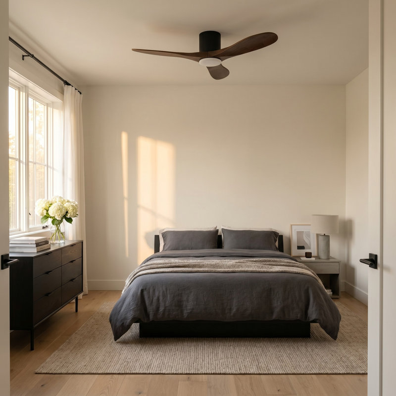 Ventilateur de plafond intelligent Smart Hugger, Nuit noire, 44 po de largeur, Noyer foncé