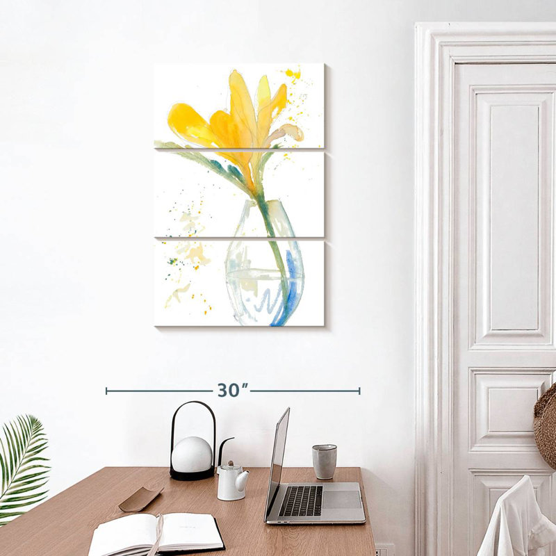 Fleurs jaunes Harnek dans un vase transparent, H 32 po x l 20 po