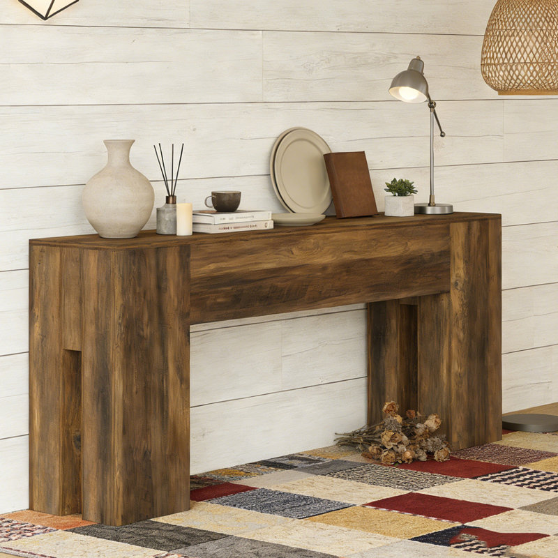 Console en bois avec canapé robuste et couloir