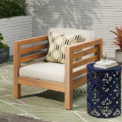 Fauteuil club avec structure en bois - coussins beiges et imperméable pour une détente extérieure